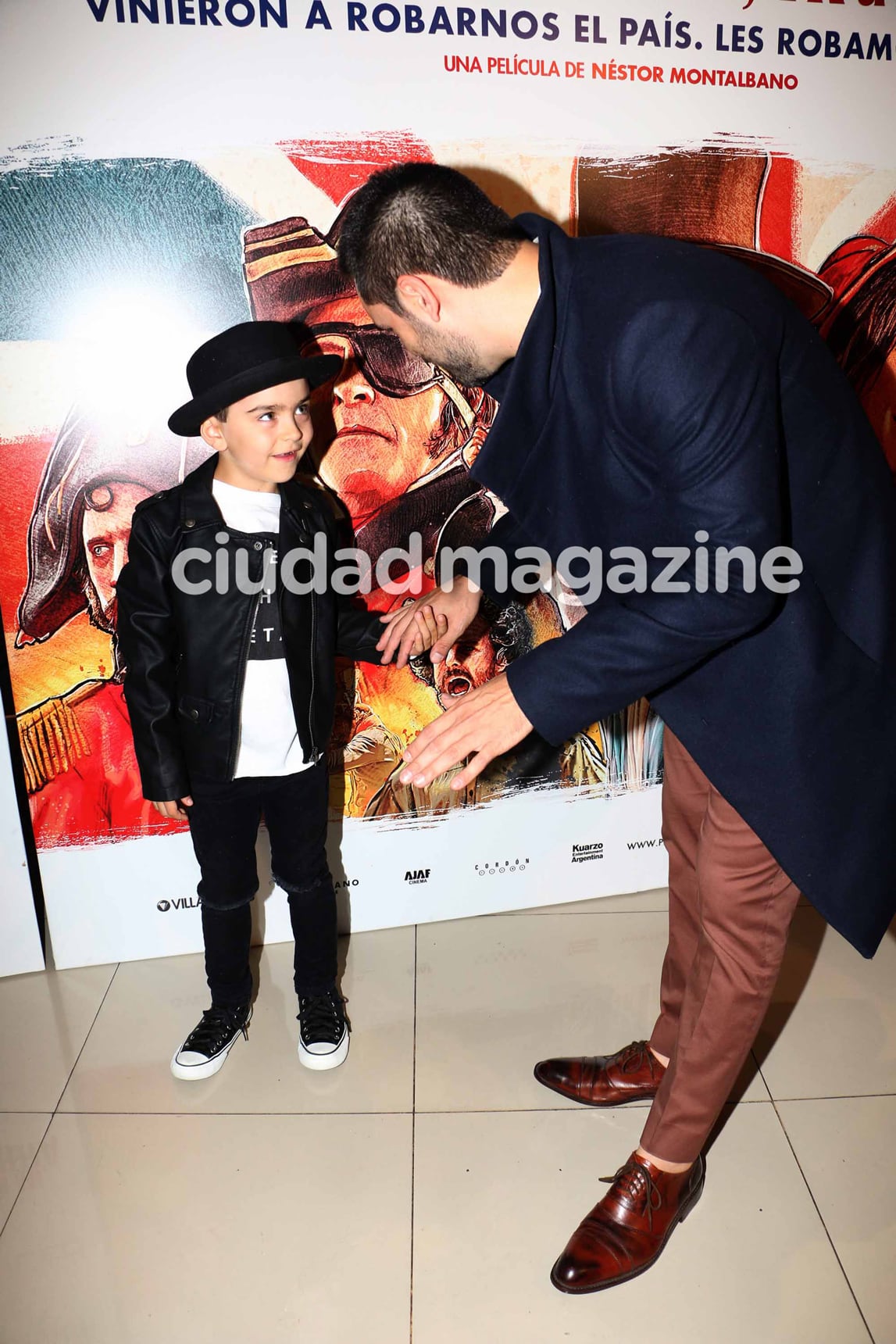 Gonzalo Heredia y Brenda Gandini, con su hijo Eloy a la avant premier de No llores por mí Argentina. (Foto: Movilpress)