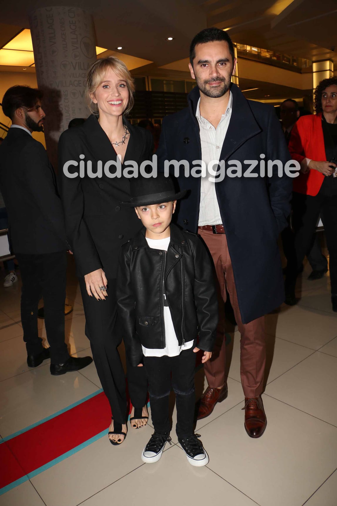 Gonzalo Heredia y Brenda Gandini, con su hijo Eloy a la avant premier de No llores por mí Argentina. (Foto: Movilpress)