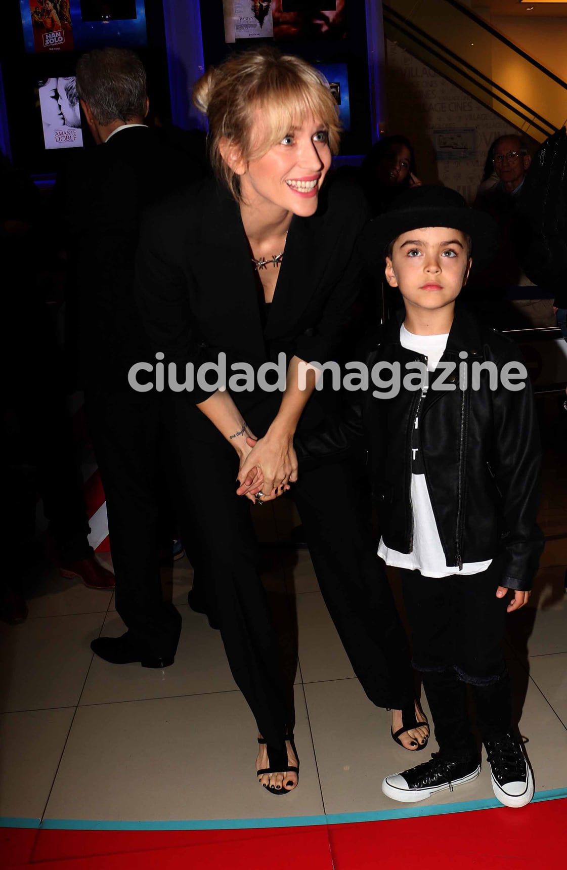 Gonzalo Heredia y Brenda Gandini, con su hijo Eloy a la avant premier de No llores por mí Argentina. (Foto: Movilpress)