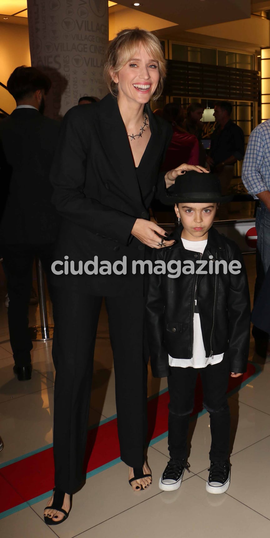 Gonzalo Heredia y Brenda Gandini, con su hijo Eloy a la avant premier de No llores por mí Argentina. (Foto: Movilpress)