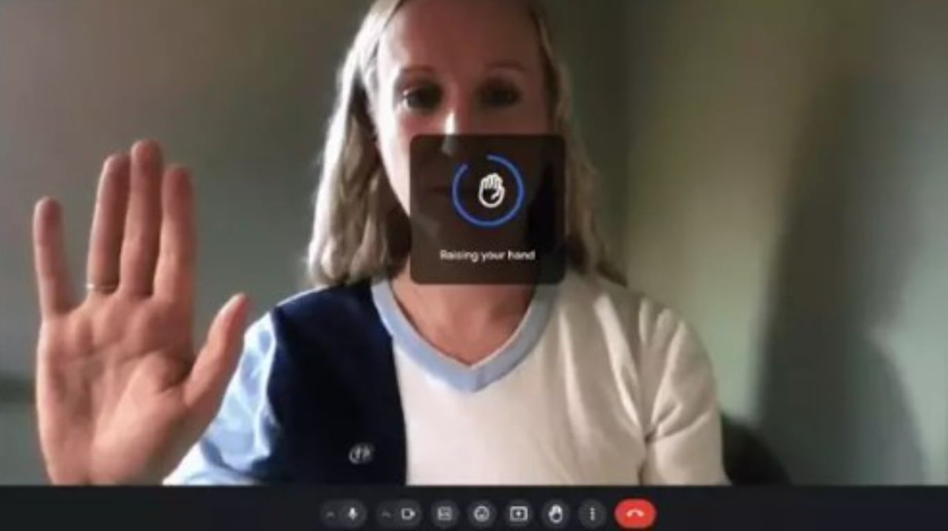 Google Meet ya detecta la mano de un usuario cuando la levanta para hablar en una videoconferencia