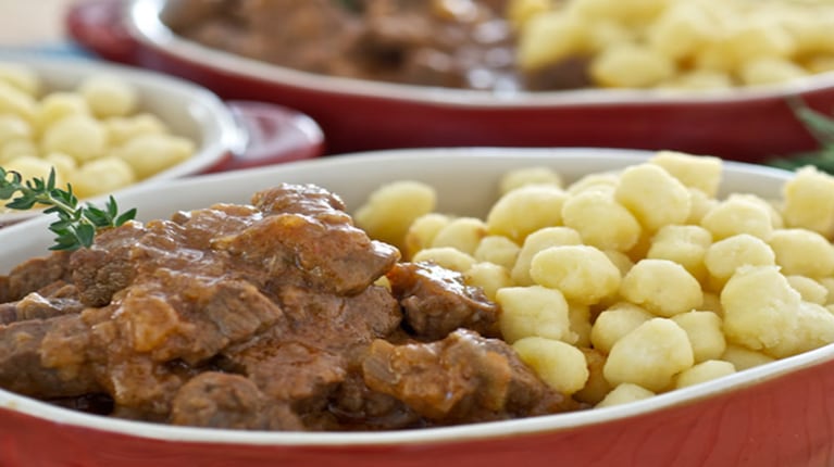 Goulash con spätzle: un placer húngaro que reconforta el alma 