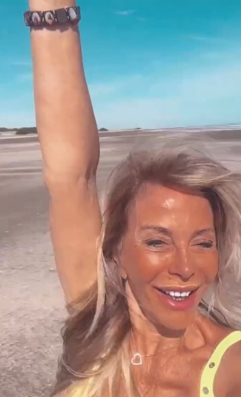 Graciela Alfano presumió una microbikini flúo desde la playa: "Brillando cada día más"