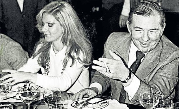 Graciela Alfano y el Almirante Carlos Lacoste, compartiendo una comida. (Foto: Perfil)