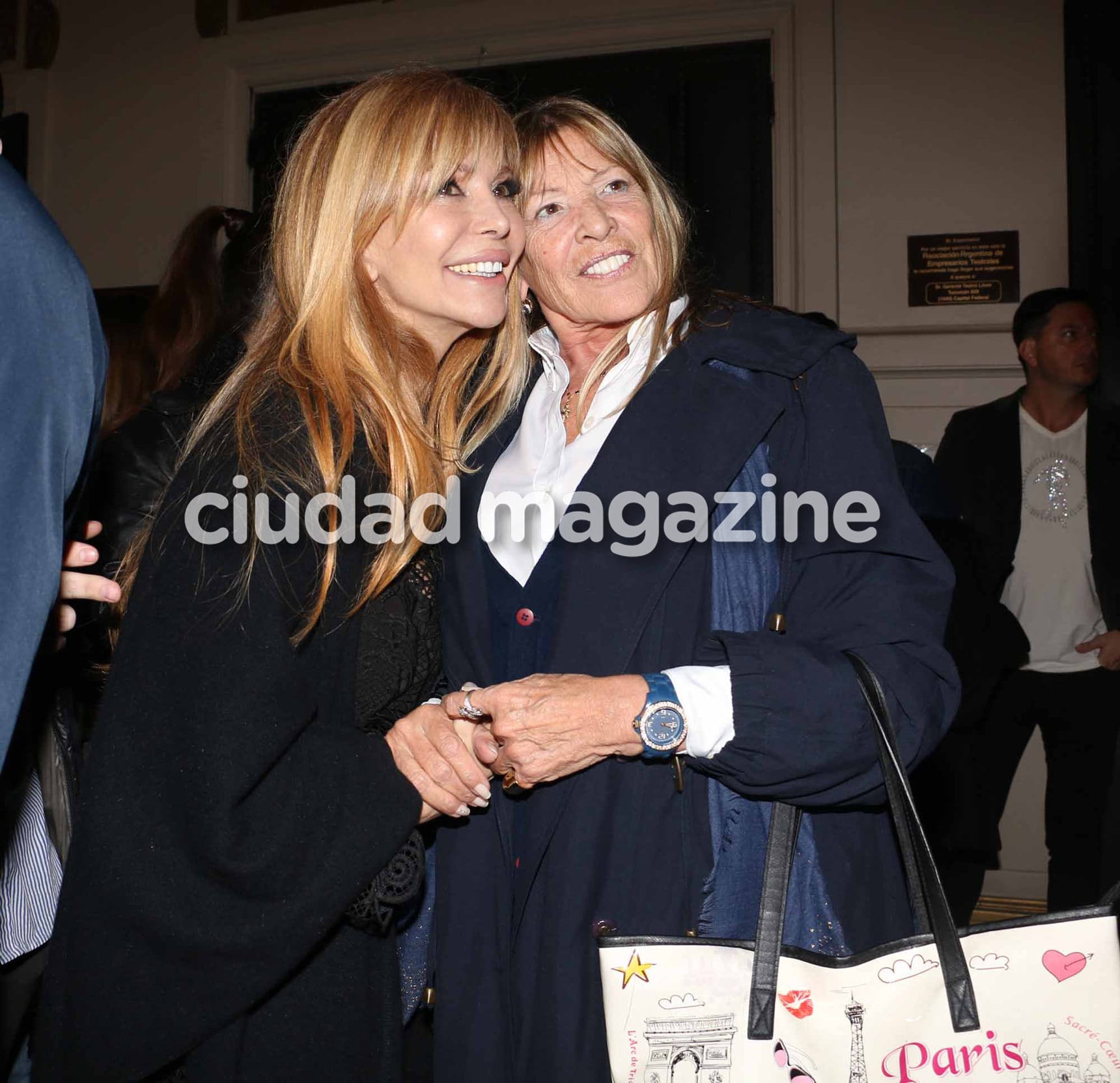 Graciela Alfano y la mamá de Matías Alé, juntas en el estreno de Entretelones. Foto: Movilpress - Ciudad.com