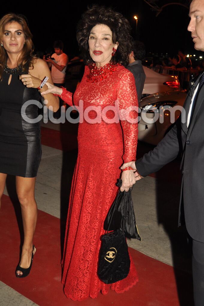 Graciela Borges con un bello diseño rojo. (Foto: Jennifer Rubio-Ciudad.com)