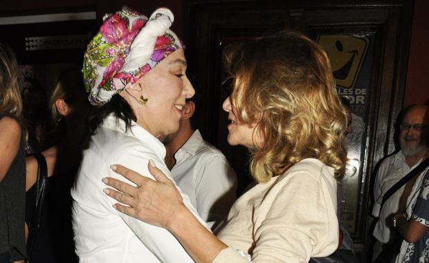 Graciela Borges y Soledad Silveyra se saludan en el estreno de Todos Felices. (Foto: Jeniffer Rubio)