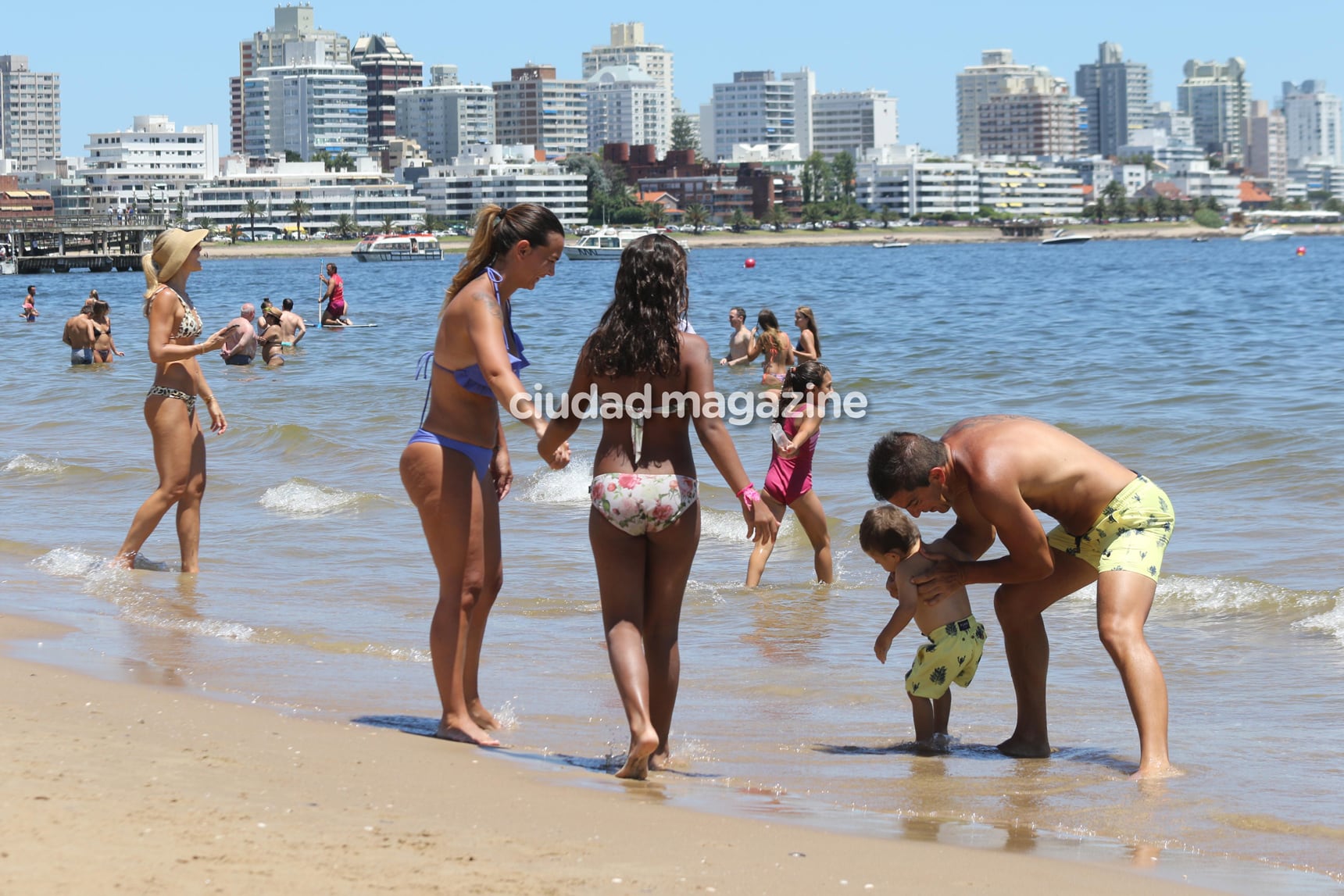 Granata y Squarzón se divirtieron en el mar con los niños (Fotos: GM Press). 