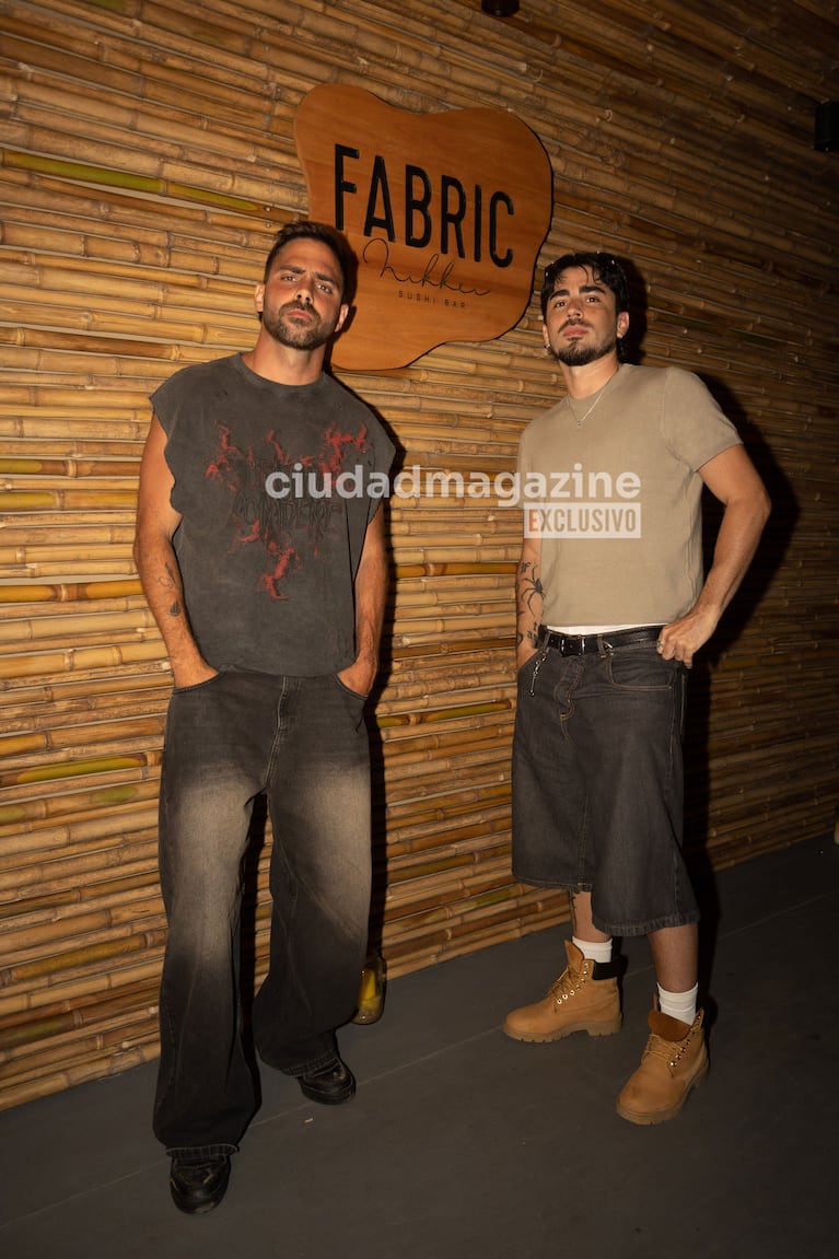 Grego Rossello y Agus Franzoni  marcan tendencia con sus looks en el verano 2025 en Punta del Este.