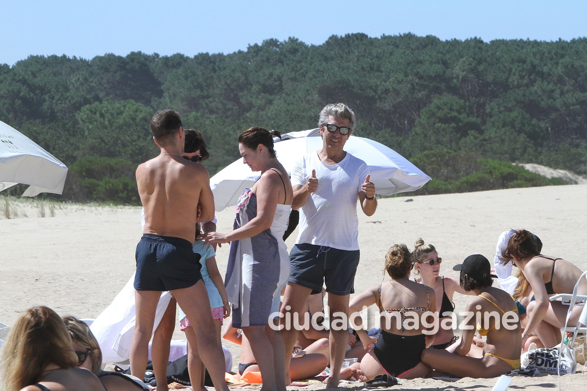 Griselda Siciliani, junto a su hija, Margarita, Carlos Casella y la familia Darín (Foto: GM Press)