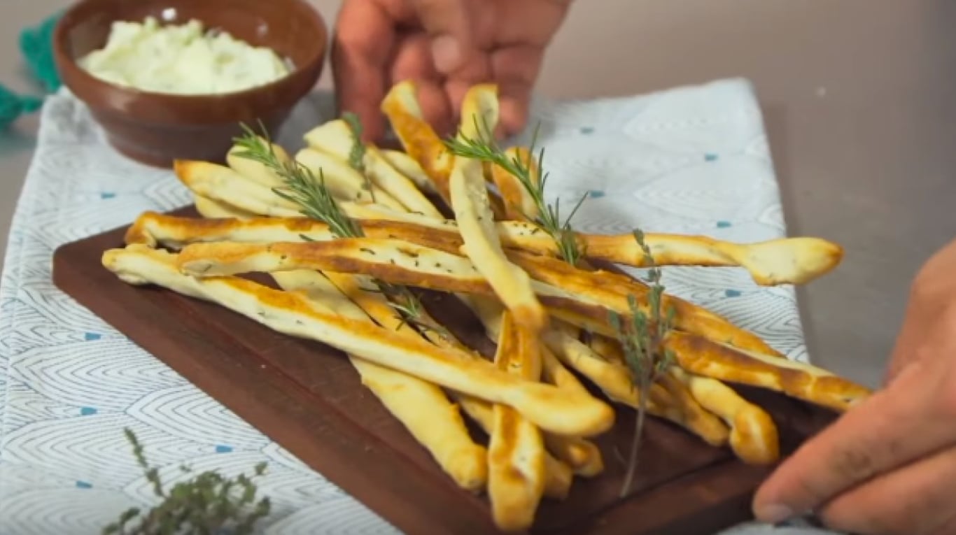 Grisines de hierbas: el secreto de una receta que usan en las panaderías 