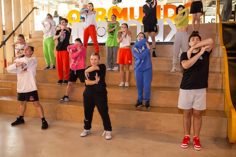 Grupo de bailarines en la presentación de Te quiero y me duele. Foto: Gentileza prensa HBO Max