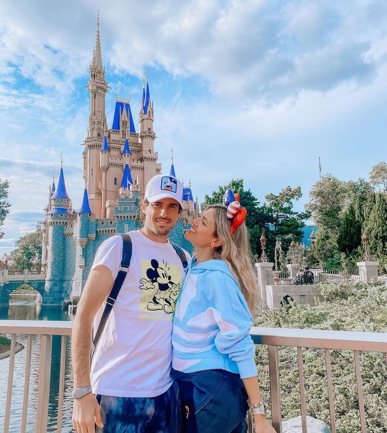 Guido Pella y Stephanie Demner en Disney.