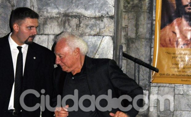 Guillermo Cóppola, a las corridas, ingresa a la Parroquia Santa Elena. (Foto: Jennifer Rubio - Ciudad.com)