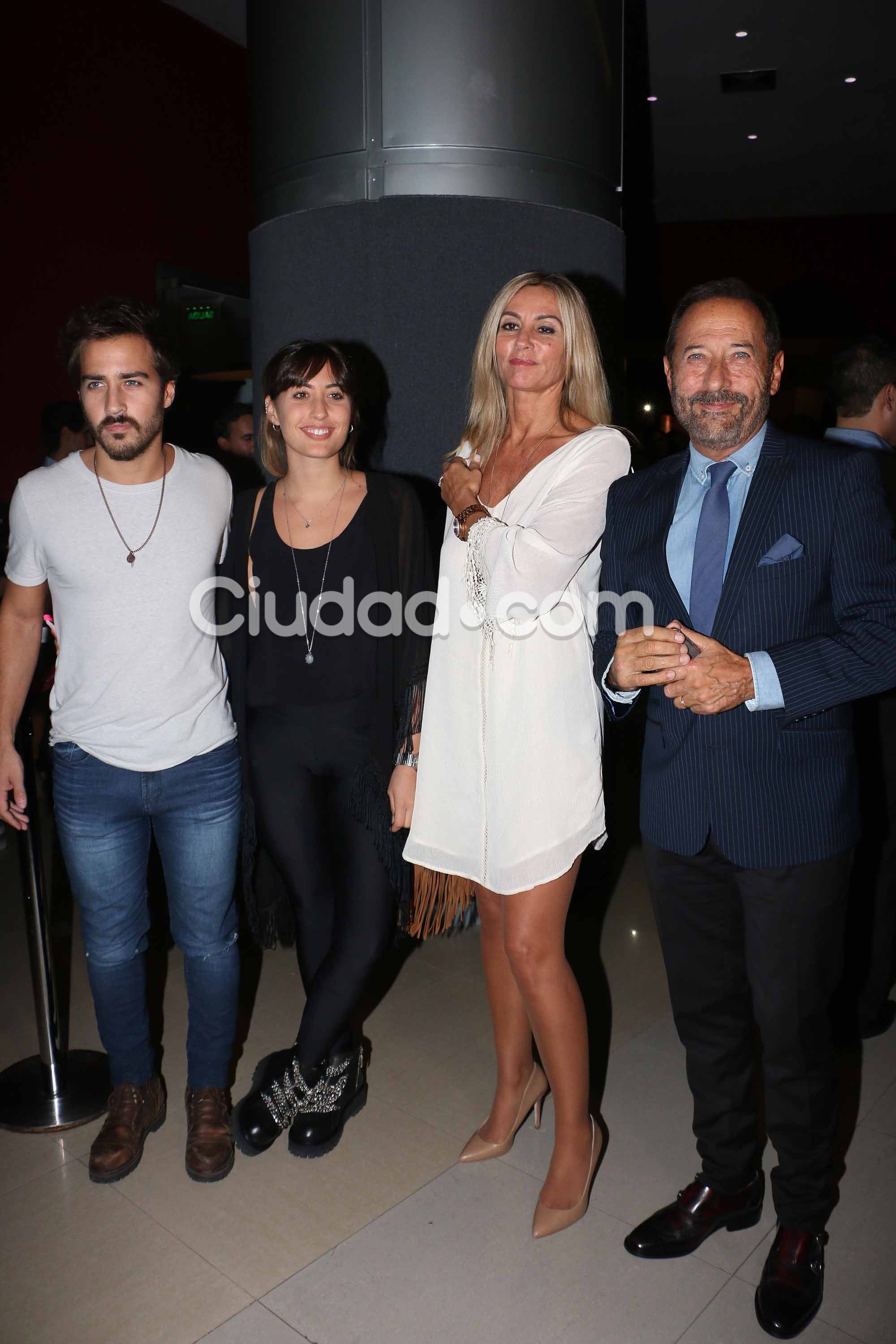 Guillermo Francella con su esposa Marynés y sus hijos Nico y Johana.   Foto: Movilpress-Ciudad.com.