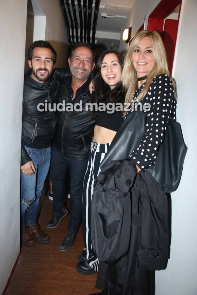 Guillermo Francella junto a Marynés y los hijos de ambos: Nicolás y Johanna.