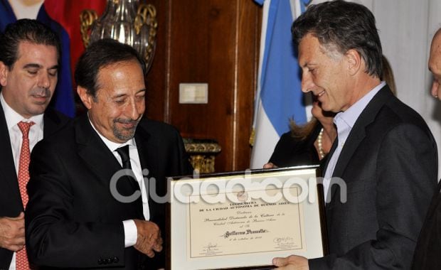 Guillermo Francella recibe el diploma entregado por Mauricio Macri. (Foto: Jennifer Rubio - Ciudad.com)