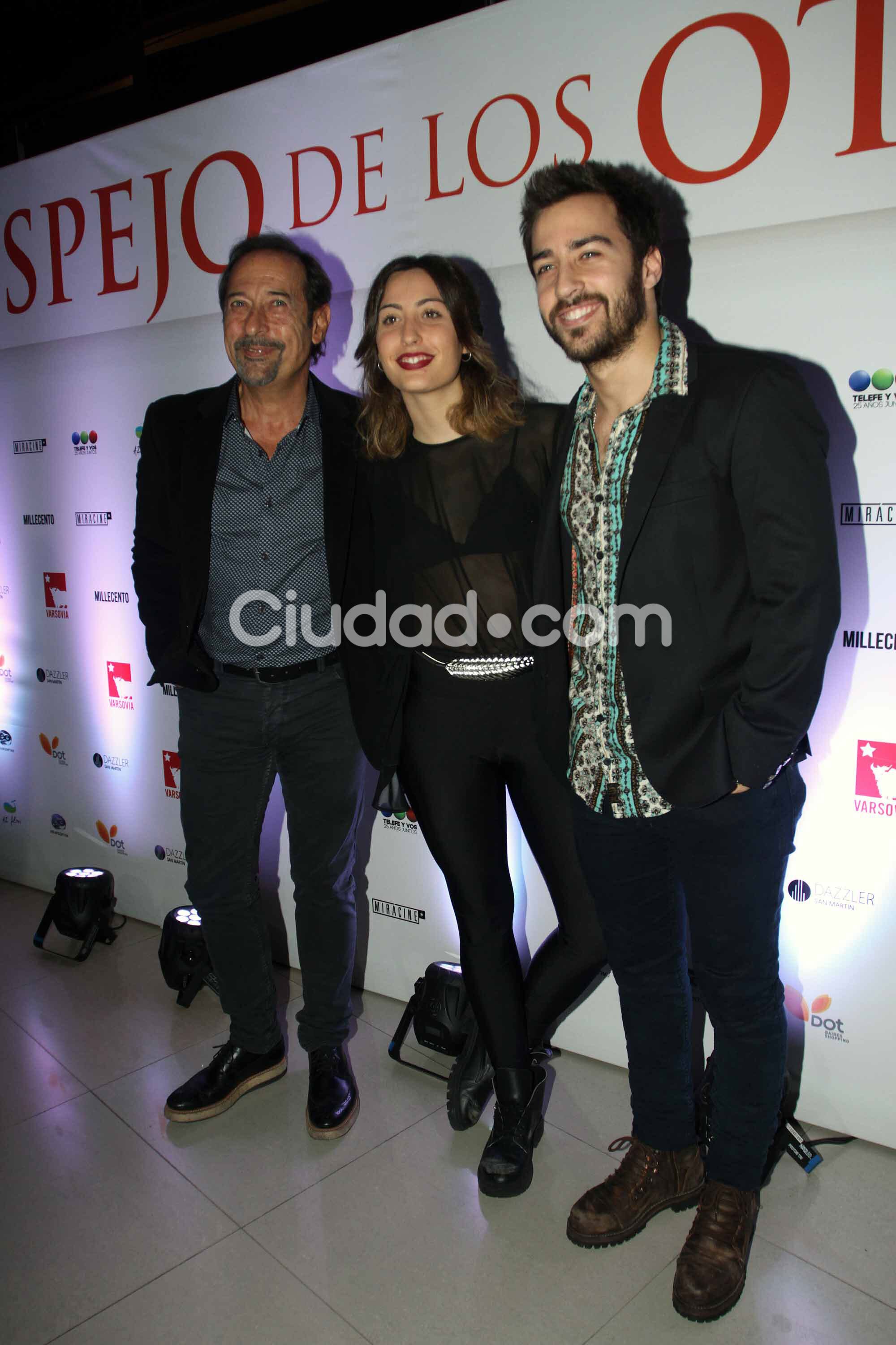 Guillermo Francella y sus hijos, en el estreno de El espejo de los otros (Foto: Movilpress)