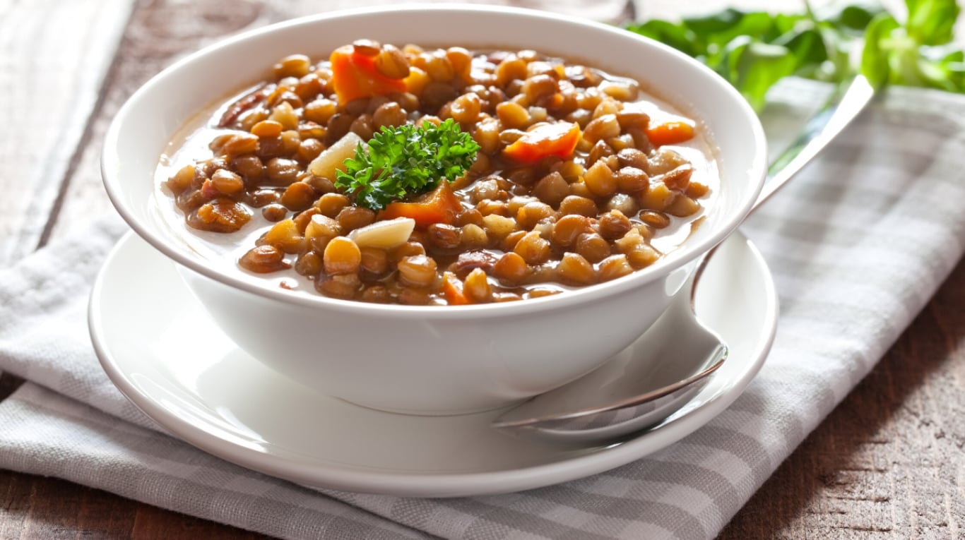 Guiso de lentejas vegano: la receta que combina tradición y salud en un solo plato 