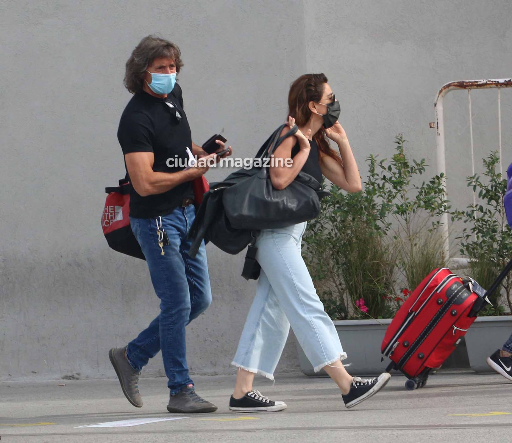 Gustavo Bermúdez y Verónica Varano volvieron de San Martín de los Andes (Fotos: Movilpress).