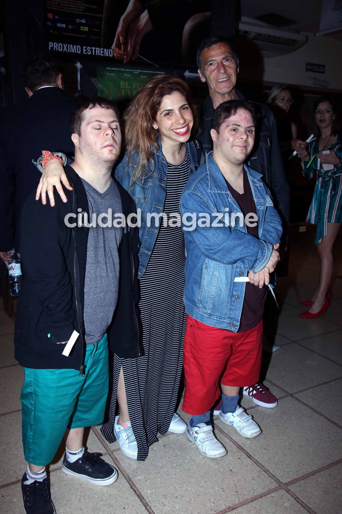 Gustavo Garzón y sus hijos en la presentación de El plan divino. (Foto: Movilpress)