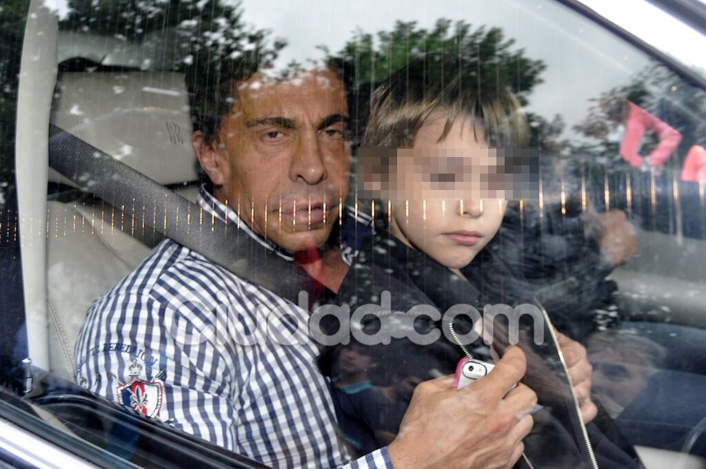 Gustavo Martínez, con Felipe, hijo de Ricardo Fort. (Foto: Jennifer Rubio - Ciudad.com)