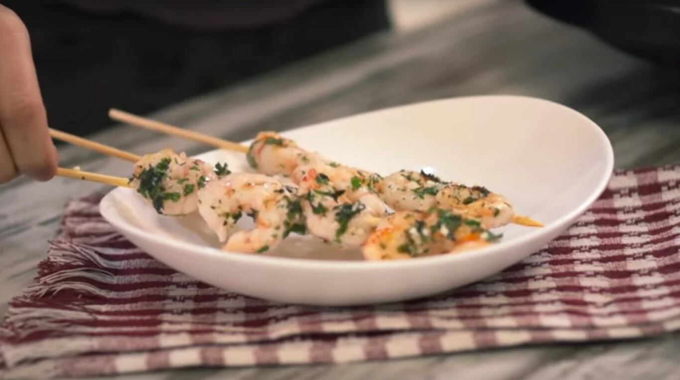 Hace brochettes de gambas al ajillo con esta receta simple  