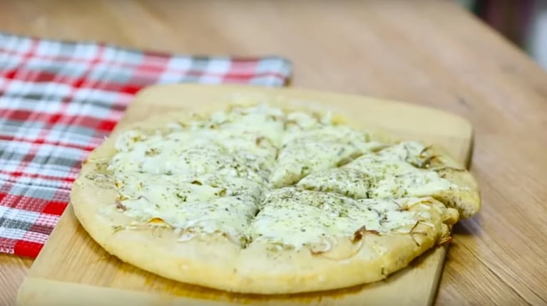 Hace esta pizza media masa con una receta fácil 