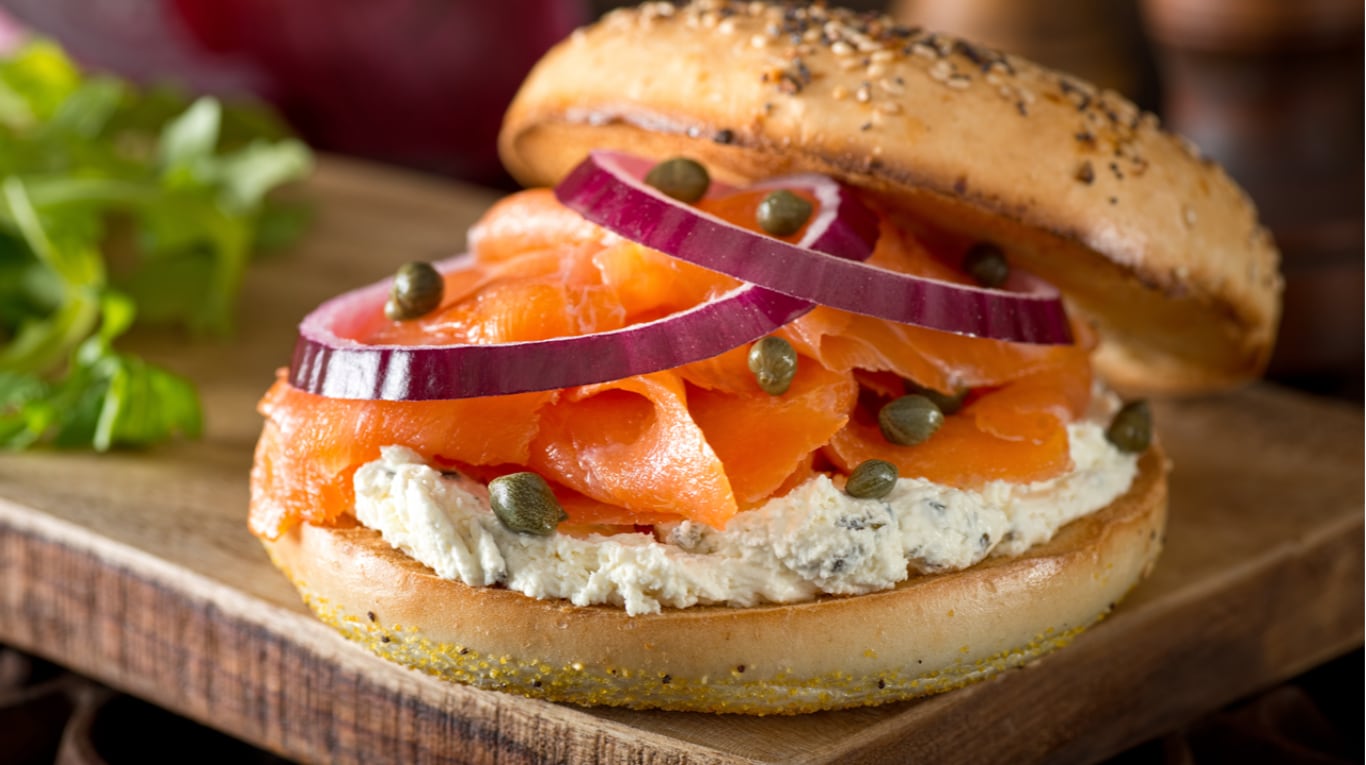 Hace este bagel de salmón ahumado con una receta rápida y simple 