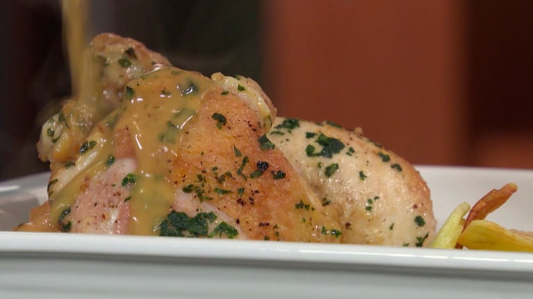 Hace este pollo a la provenzal con mousse de dulce de leche siguiendo una receta fácil 