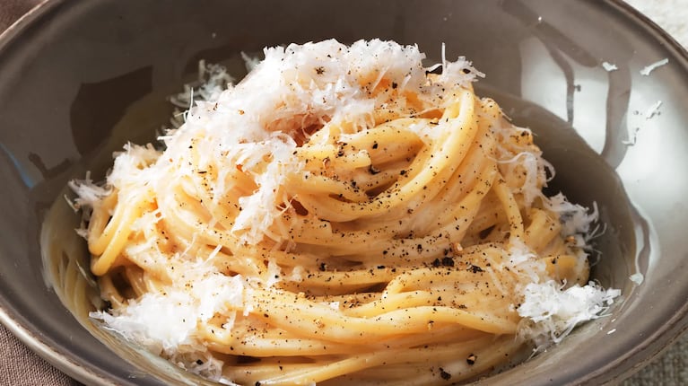 Hace linguini cacio e pepe: la receta para un sabor único italiano 