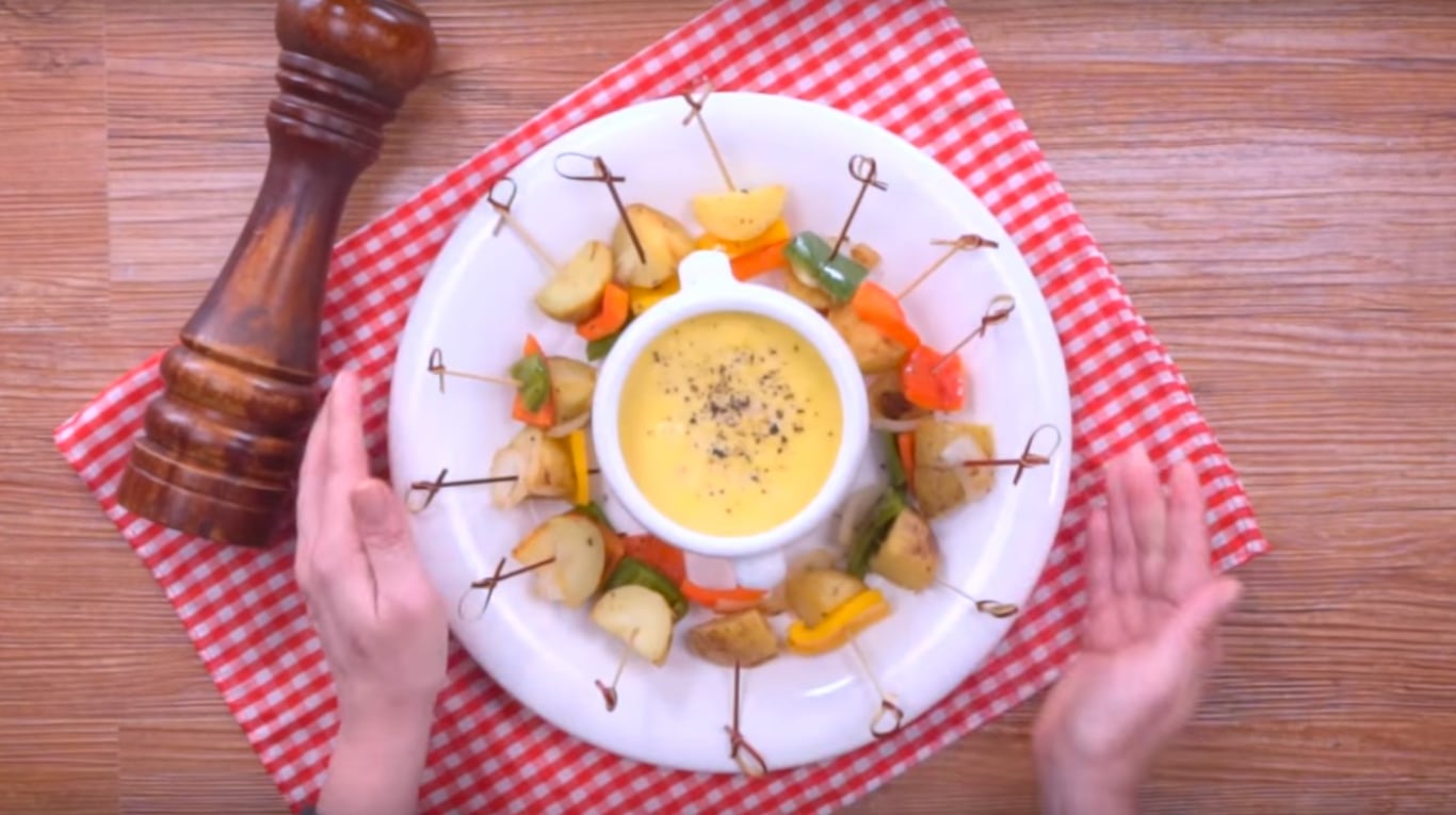 Hace papines salteados con fondue de queso siguiendo esta receta ideal para cocinar en compañía 