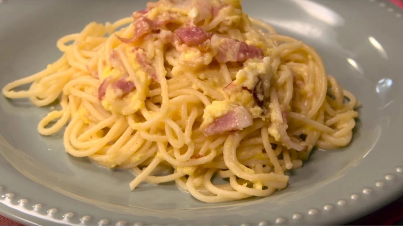 Hace spaghetti a la carbonara con una receta fácil 