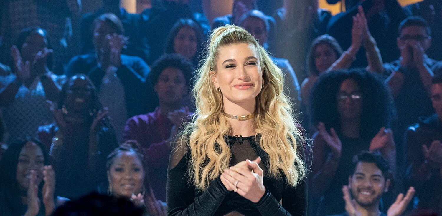 Hailey Baldwin y su rol como presentadora de televisión