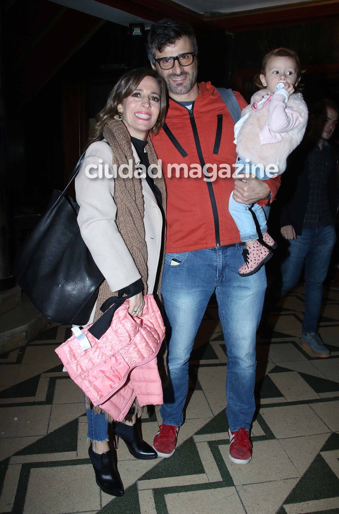 Hall de famosos con sus hijos en el show Paw Patrol. (Foto: Movilpress)