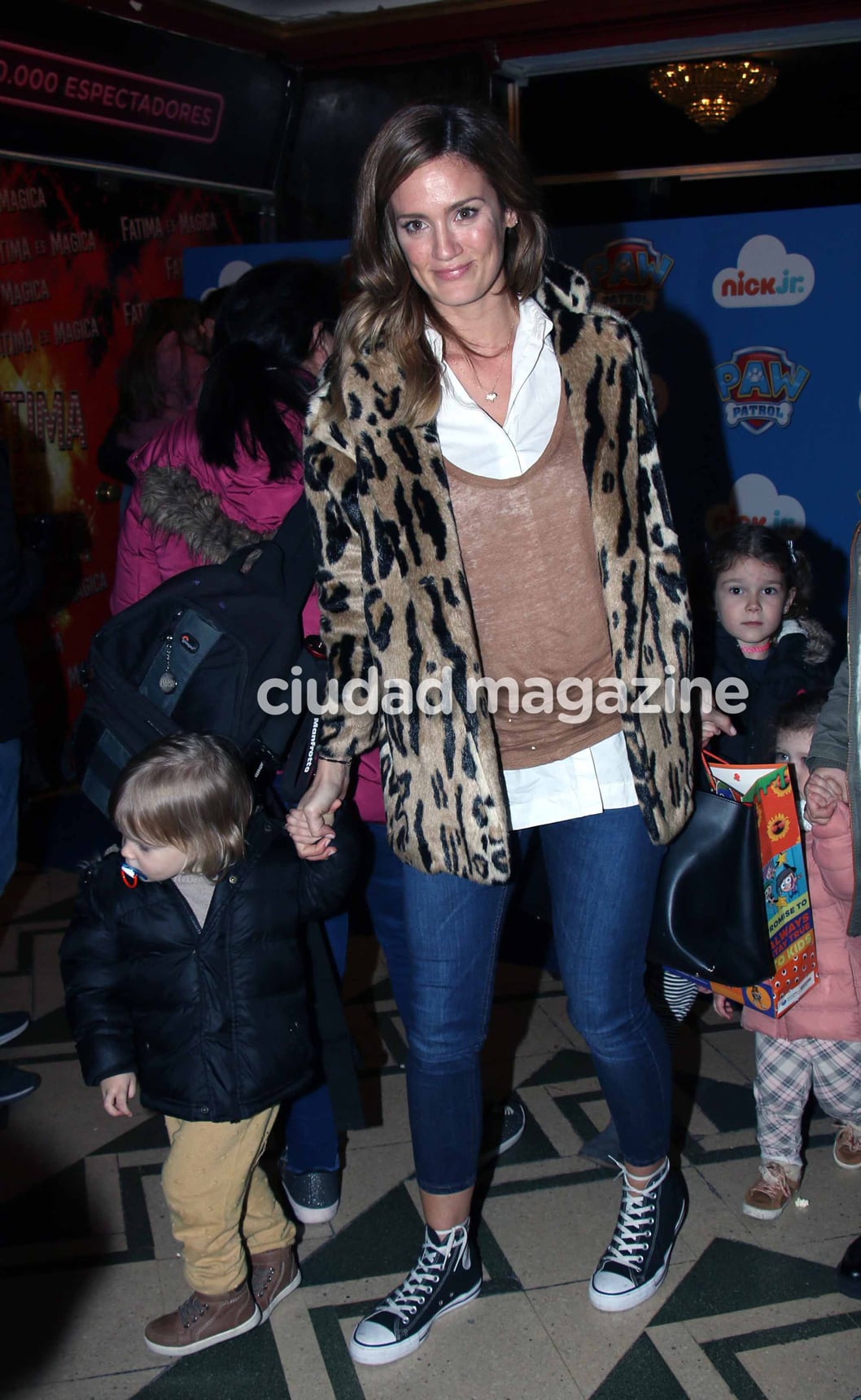 Hall de famosos con sus hijos en el show Paw Patrol. (Foto: Movilpress)