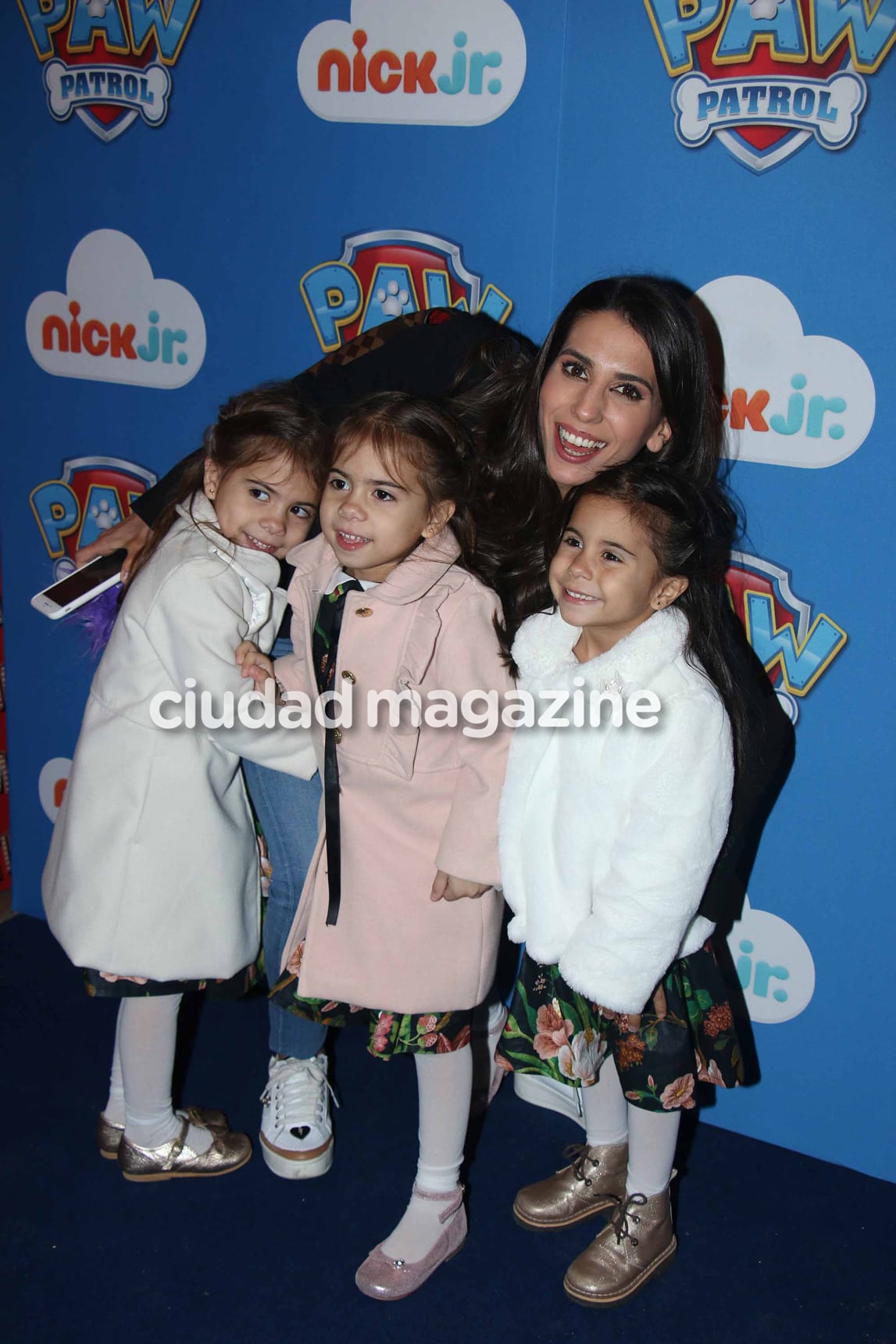 Hall de famosos con sus hijos en el show Paw Patrol. (Foto: Movilpress)