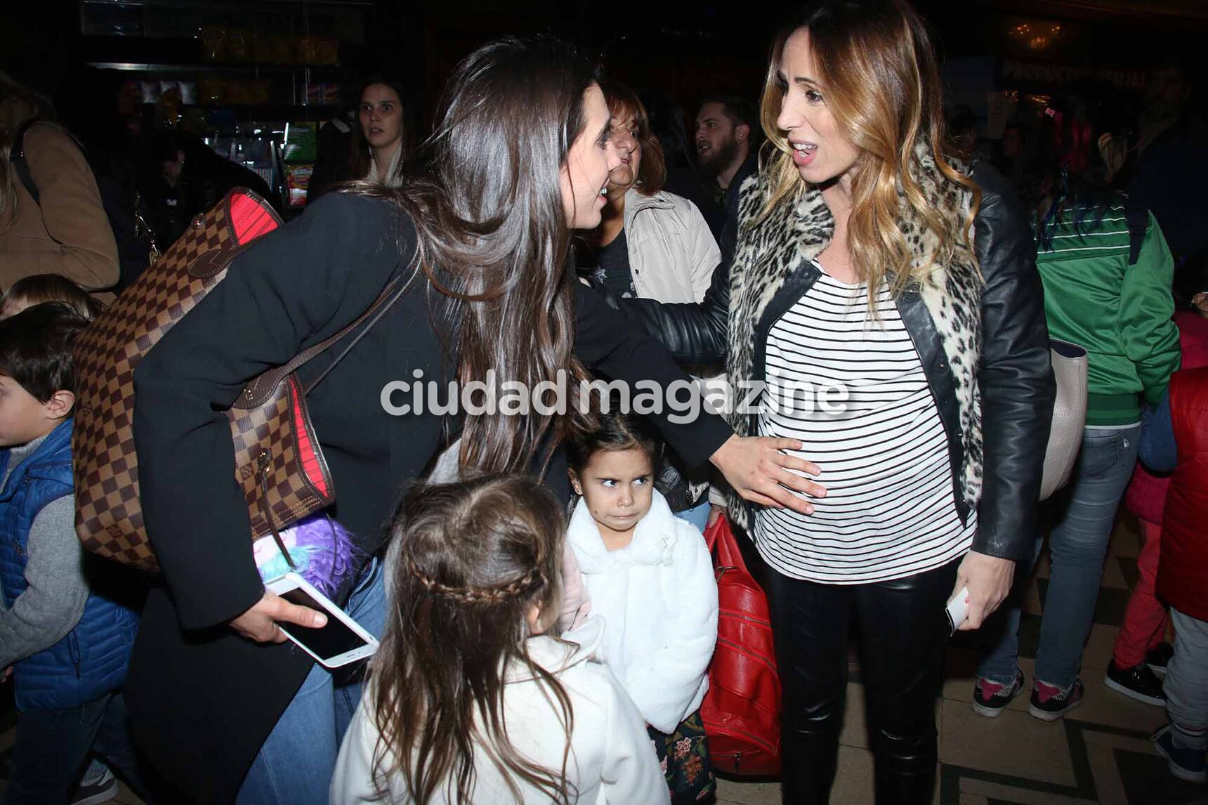 Hall de famosos con sus hijos en el show Paw Patrol. (Foto: Movilpress)