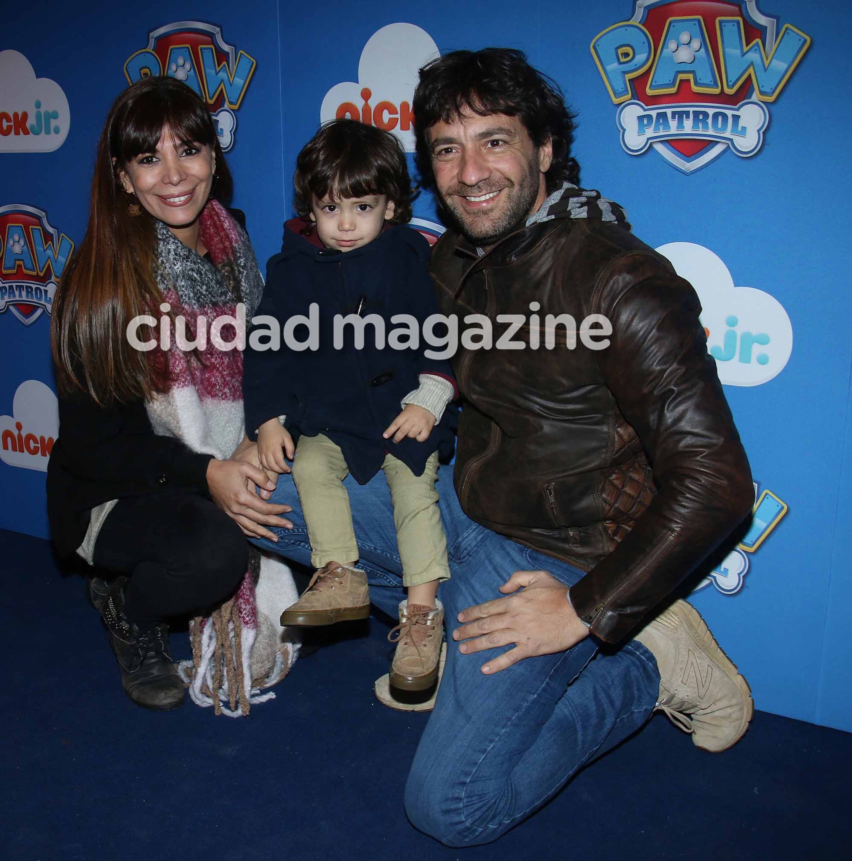 Hall de famosos con sus hijos en el show Paw Patrol. (Foto: Movilpress)