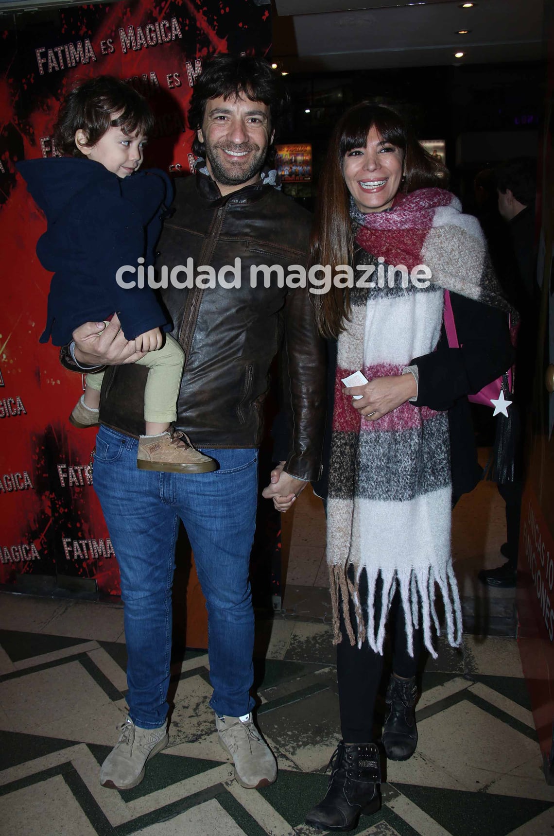 Hall de famosos con sus hijos en el show Paw Patrol. (Foto: Movilpress)