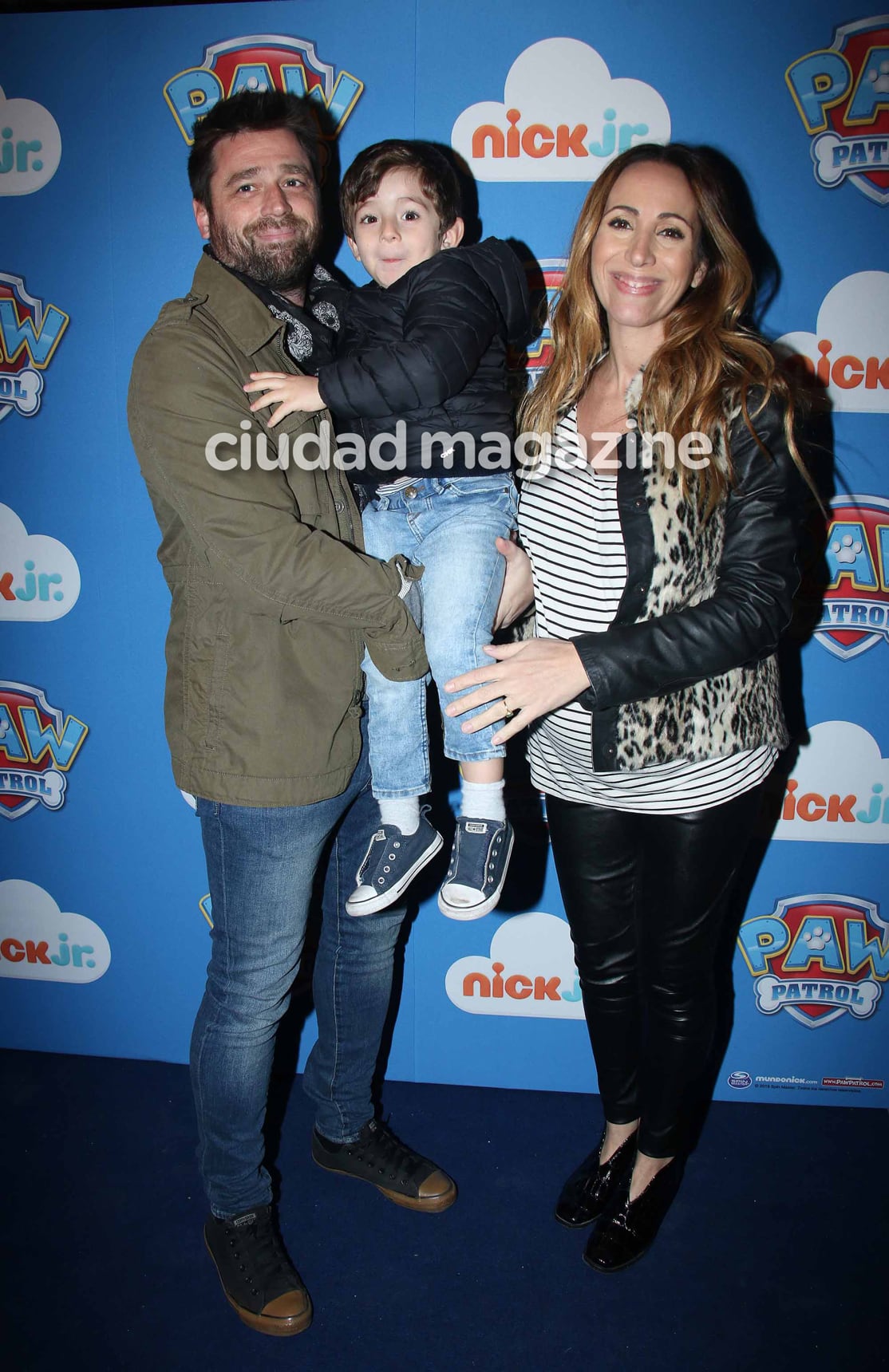 Hall de famosos con sus hijos en el show Paw Patrol. (Foto: Movilpress)