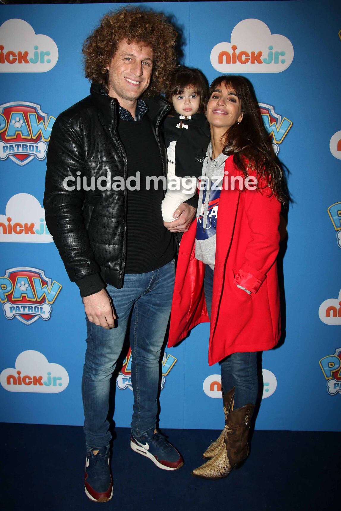 Hall de famosos con sus hijos en el show Paw Patrol. (Foto: Movilpress)