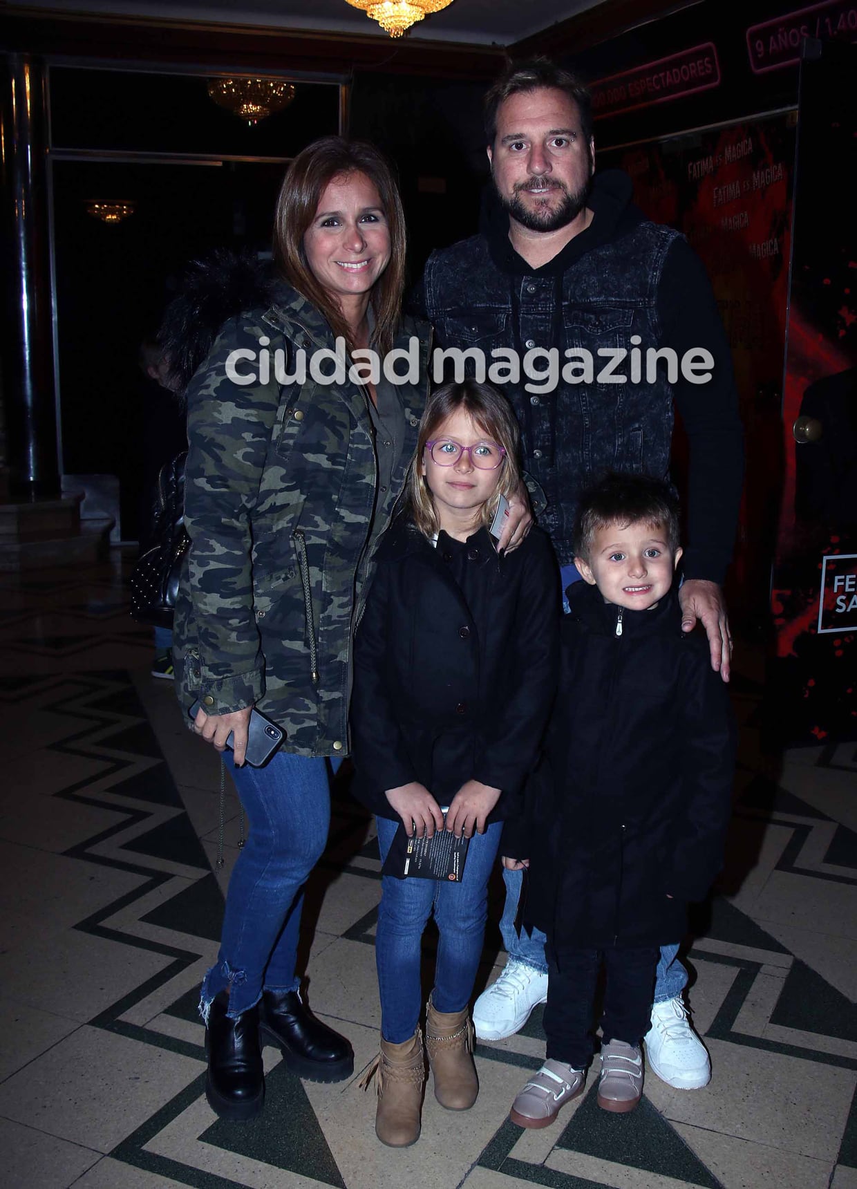 Hall de famosos con sus hijos en el show Paw Patrol. (Foto: Movilpress)