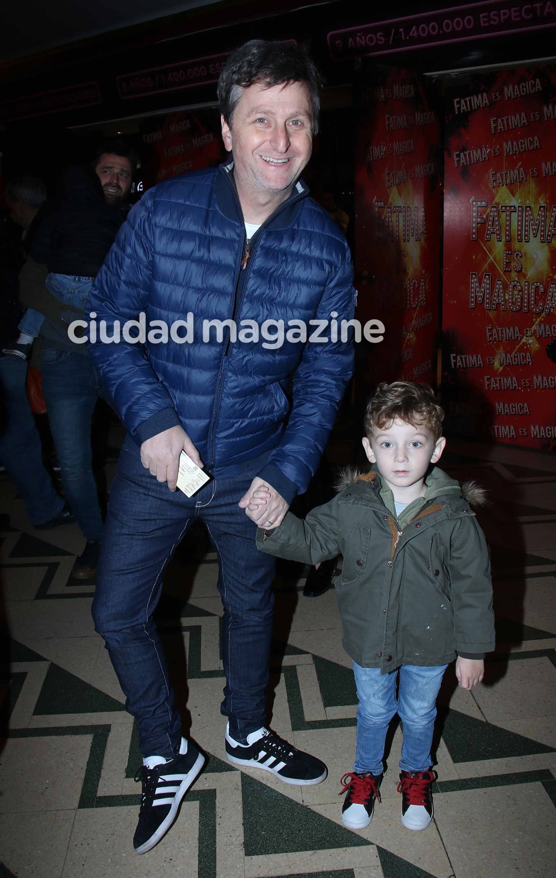 Hall de famosos con sus hijos en el show Paw Patrol. (Foto: Movilpress)