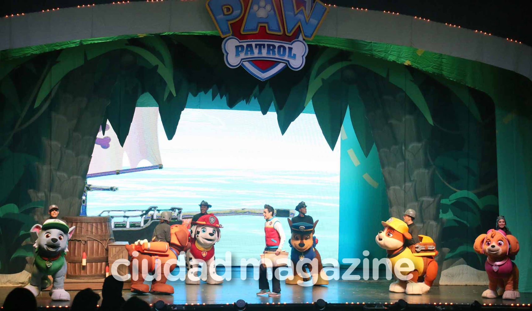 Hall de famosos con sus hijos en el show Paw Patrol. (Foto: Movilpress)