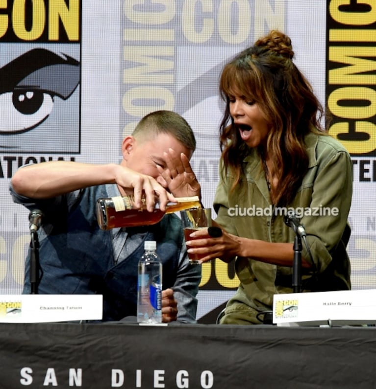 Halle Berry se tomó un gran vaso de whisky de un solo trago en el evento Comic Con  