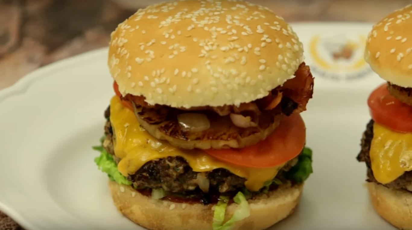 Hamburguesa Big Kahuna: un bocado tropical lleno de sabor y actitud