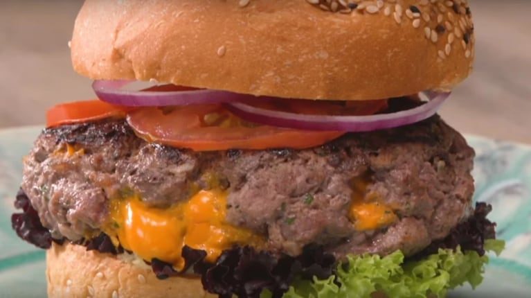 Hamburguesa rellena con queso cheddar: la receta preferida de los chicos 