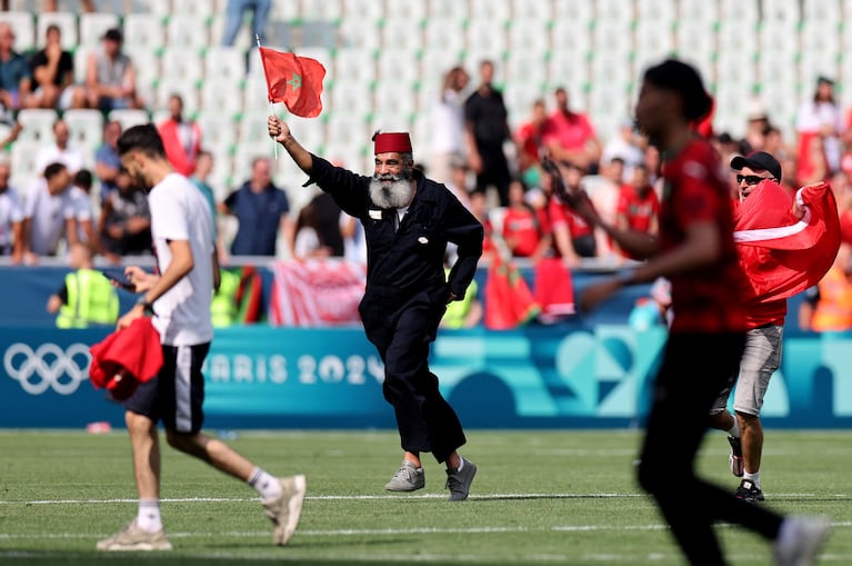 Hinchas de Marruecos invadieron la cancha tras el final del partido ante Argentina. (Foto REUTERS/Thaier Al-Sudani)