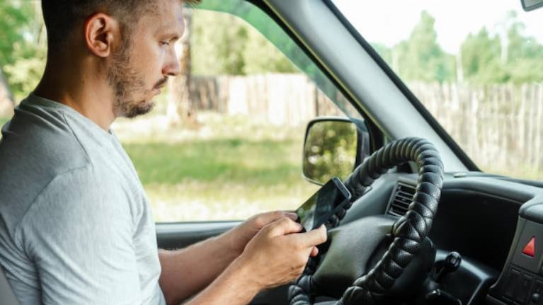 Hombre cambia de género para pagar menos por el seguro de su auto